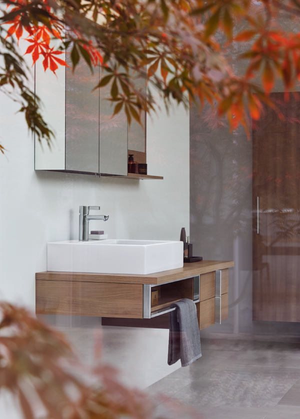 Herfst Badkamer Trends: Keramiek Wastafel en Houten Badmeubel Darling New van Duravit. (Foto Duravit  op DroomHome.nl)