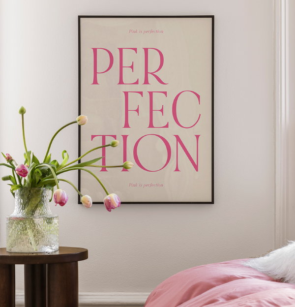 Pink is perfection poster voor jouw Barbiecore interieur (Foto: Desenio posters  op DroomHome.nl)