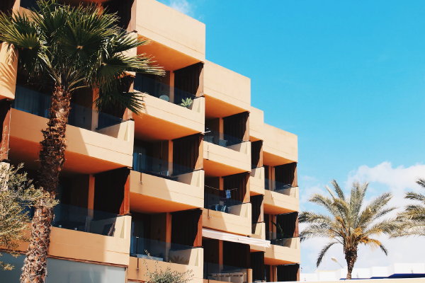 Ibiza huis of appartement kopen (Foto: Simi Iluyomade, Unsplash  op DroomHome.nl)