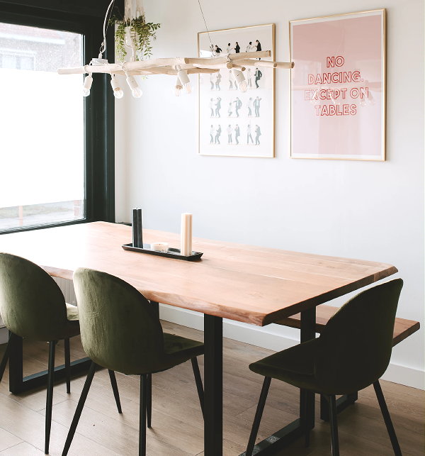 Eetkamer inrichten: Industriële eettafel – houten stamboomtafel met velvet eetkamerstoelen (Foto: Gaelle Lewyllie, Unsplash  op DroomHome.nl)
