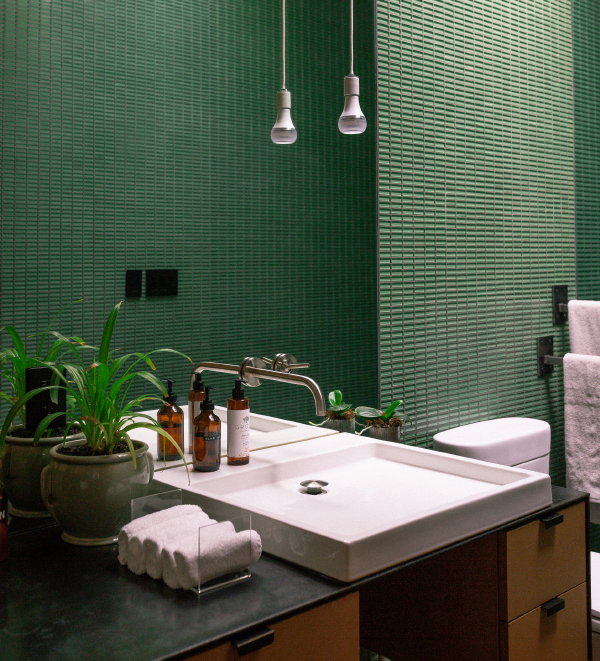 Interieur kleuren psychologie – groene tegels badkamer (Foto: Andrew Neel, Pexels  op DroomHome.nl)