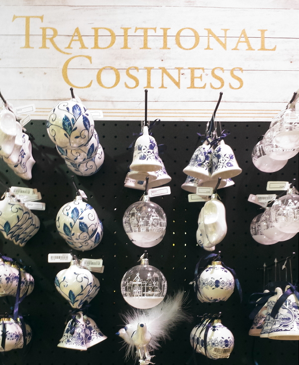 Kerst 2016 - de Bijenkorf Kerstcollectie 2016: Castle of Dreams! Bijenkorf Kerstafdeling met Kerstdecoratie Thema Traditional Cosiness - Delftsblauwe Kerstballen voor in de Kerstboom (Foto door DroomHome.nl van de Bijenkorf Rotterdam)