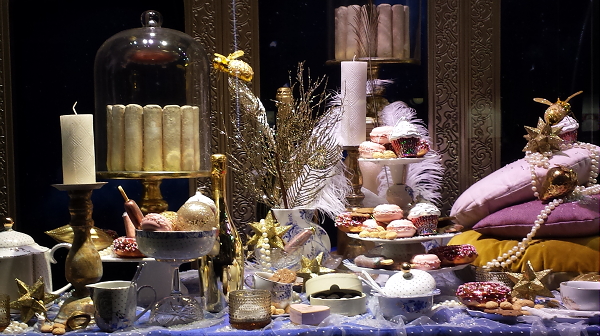 Kerst 2016 - de Bijenkorf Kerstcollectie 2016: Castle of Dreams! met Luxueuze Kerstetalages met Gedekte Kersttafels in Goud, Roze en Wit Servies en Kerstcadeaus (Foto door DroomHome.nl van de Bijenkorf Rotterdam)