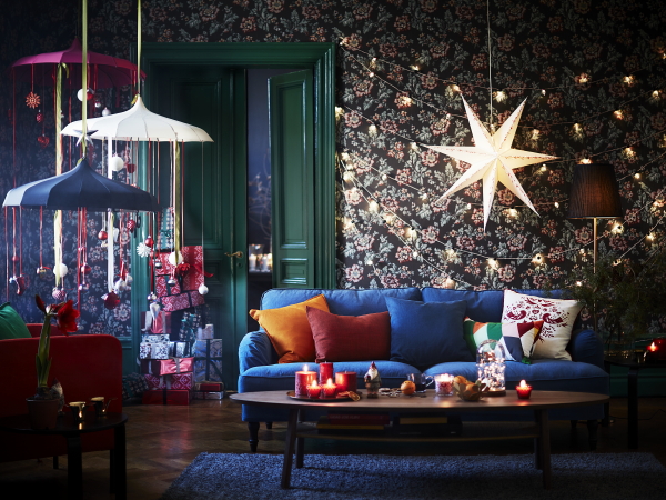 Kerst 2016: Ikea Kerst Collectie 2016 met Kleurrijke Kerstballen, Kaarsen en Kerstverlichting in de Woonkamer - MEER Kerst... (Foto Ikea  op DroomHome.nl)