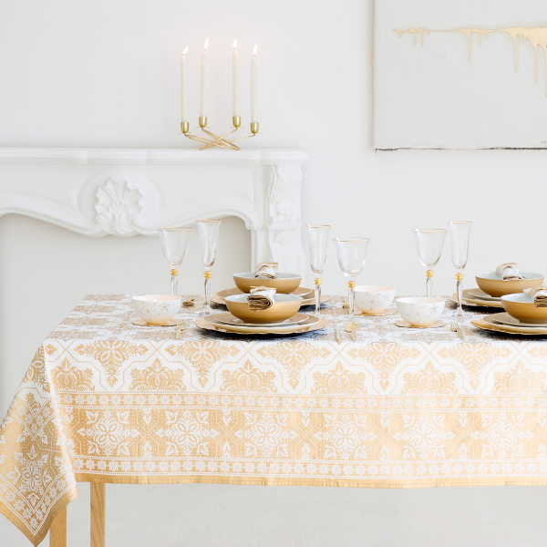 Zara Home Gedekte Kerst Tafels 2016 - Zara Home Wit en Goud Servies, Glasservies, Kerstlaken en Kerstboom Kerstdecoratie. (Foto Zara Home  op DroomHome.nl)