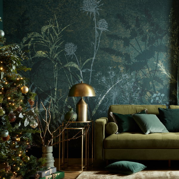 Graham & Brown Kersttrend 2023: House Envy – Stijlvolle kersttrend met Graham & Brown groen behang Restore Emerald mural paneel met groene distel en andere planten takken (Foto: Graham and Brown  op DroomHome.nl)