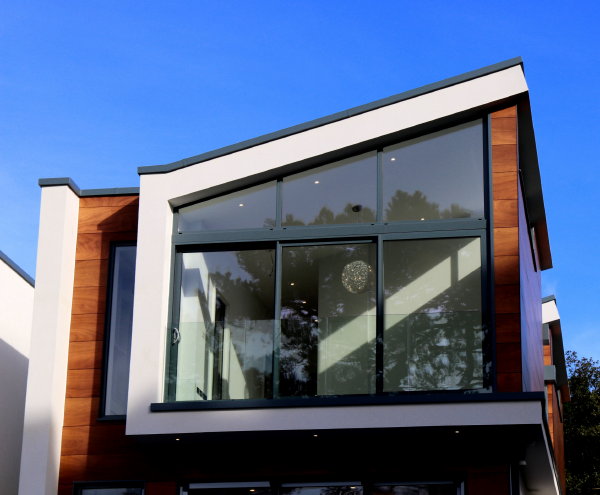 Modern slim huis – ramen met raamvleugel (Foto: Expect Best, Pexels  op DroomHome.nl)