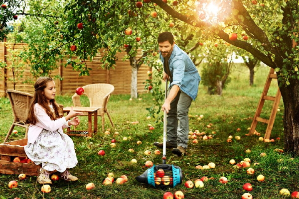 Fruitrapen zonder bukken met de Gardena Fruitverzamelaar - Rapen van fruit als walnoten, kastanjes, appels, peren en golfballen - MEER Tuinaccessoires... (Foto Gardena  op DroomHome.nl)