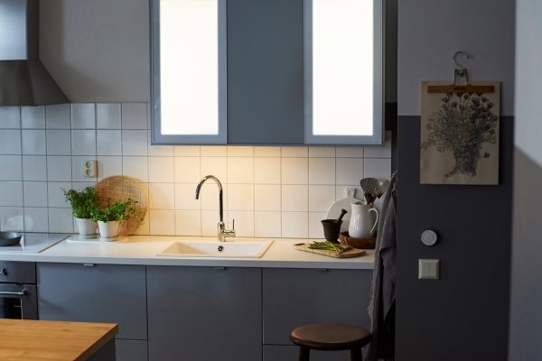 Ikea Slimme Verlichting - Smart Lighting - Ikea Dimbare Keukenkast Verlichting met Afstandsbediening - Home Smart. (Foto Ikea  op DroomHome.nl)