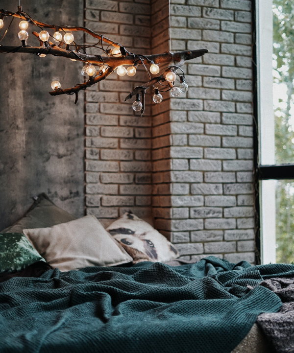 Woning gezellig maken – Tip 3: Sfeerverlichting boven bed  (Foto: Olena Bohovyska, Pexels  op DroomHome.nl)