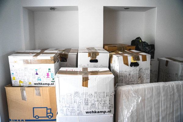 Woningruil – de verhuisdozen staan klaar voor jouw huizenruil! (Foto: Michal Balog, Unsplash  op DroomHome.nl)