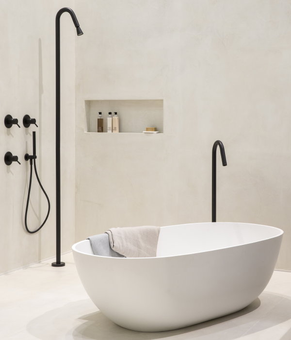 Kranen & Douches: JEE-O Slimline Series Structured BLACK – JEE-O Zwarte Vrijstaande Douche, Vrijstaande Badvuller, Wanddouche, Wand- en Opbouwkranen, Regendouches en Wandmengkranen. – MEER Badkamer Inspiratie… (Foto Denise Keus Voor JEE-O  op DroomHome.nl)