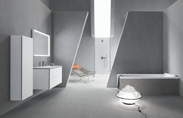 Beton in de Badkamer met Ligbad, Badkamermeubel, Wastafel en Douche – Douchebak Stonetto, Paiova Bad, ME Badkamer Sanitair by Starck voor Duravit – MEER Badkamers… (Foto Duravit  op DroomHome.nl)