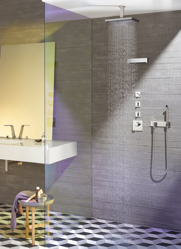 Badkamer Trend: Design, Comfort, Beleving, Wellness: Voorgeprogrammeerde Individuele Douche-Programma’s van Dornbracht. Met Massagestralen, Gietbaden, Muziek, Favoriete Temperatuur en Licht. (Foto Dornbracht  op DroomHome.nl)