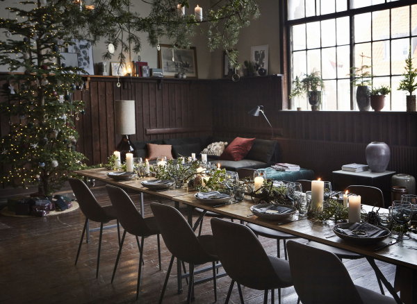 House Doctor Kerst Collectie 2017 – House Doctor Gedekte Kersttafel in Donkere Kleuren en Fluwelen Kerstballen. (Foto House Doctor  op DroomHome.nl)