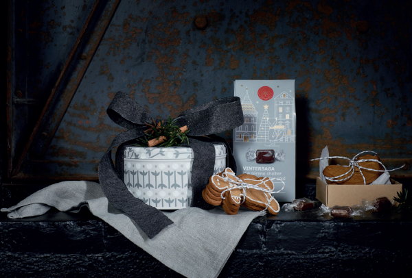 Kerst 2017 – Ikea Kerst Collectie 2017 met Kerstdecoratie, Kerstverlichting, Kerst Koken en Eten - Kleine Kerstcadeautjes: Ikea Kafferep Koekjes met Amandelen en Gember – Vintersaga Chocolade Smaak Toffees. (Foto Ikea  op DroomHome.nl)