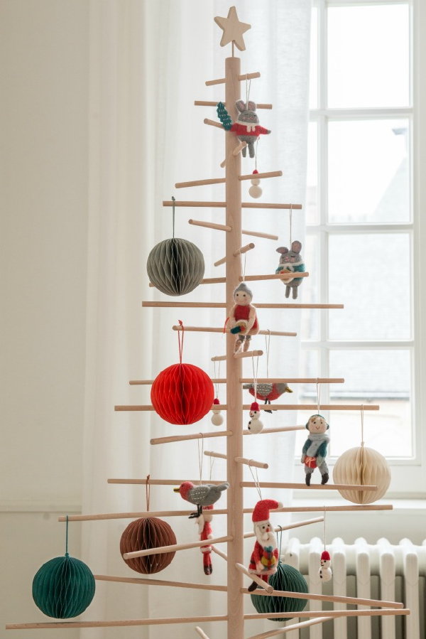 Dille & Kamille Kerst Collectie 2016 : Beukenhouten Kerstboom voor Houten en Vilten Kerstornamenten en Pom Poms – MEER Kerst Inspiratie… (Foto Dille & Kamille  op DroomHome.nl)