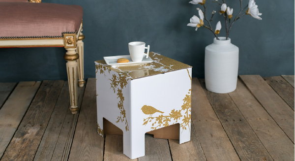Nieuwste Dutch Design Chair Gold – Design Krukje van Karton in Wit met Goudkleurige Bladeren en Vogel Print. (Foto Dutch Design Chair  op DroomHome.nl)
