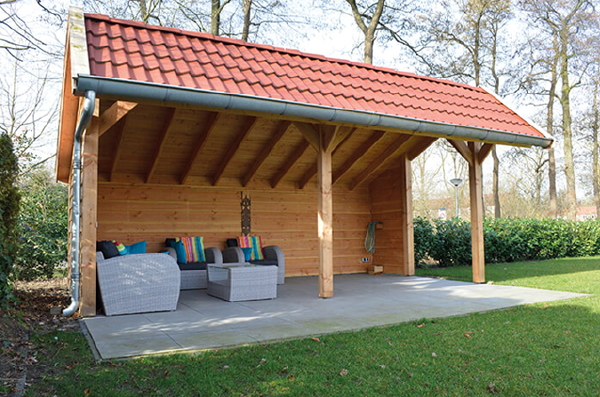 Genieten Van Je Tuin In De Winter - Douglas Hout Van HomingXL Voor Overkapping, Houtopslag en Houten Banken (Foto HomingXL  op DroomHome.nl)