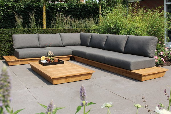 5x Inspiratiestijlen voor Loungeplekken in de Tuin – Tuinmeubelen Trends: Suns Isla Loungeset met Teakhouten Loungebank en Loungetafel (Foto Suns Isla Loungeset  op DroomHome.nl)