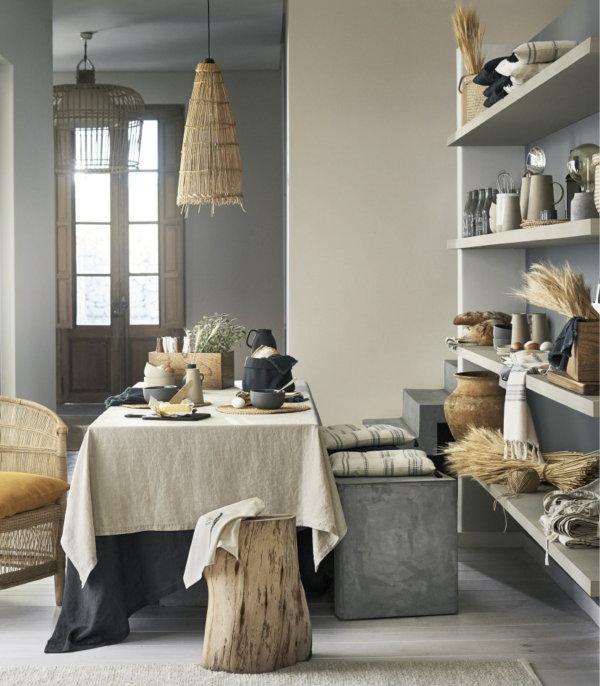 Woontrend Herfst 2017 – H&M Home Woontrends Nocturnal Drama en Rustic Charm in de Keuken en Eetkamer, Kleuren Zwart, Grijs, Crème/Ecru, Geel en Natuurlijke Materialen als Hout. (Foto HM Home  op DroomHome.nl)