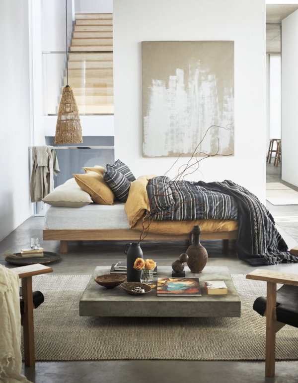 Woontrend Herfst 2017 – H&M Home Woontrends Nocturnal Drama en Rustic Charm in de Slaapkamer, Kleuren Zwart, Grijs, Crème/Ecru, Geel en Natuurlijke Materialen als Hout. (Foto HM Home  op DroomHome.nl)